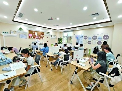 廣東深圳市龍崗區(qū)黨群服務(wù)中心開設(shè)的共享自習(xí)室一景。受訪者供圖