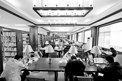 重慶大學(xué)圖書館，大學(xué)生們正在讀書學(xué)習(xí)。孫凱芳攝/光明圖片