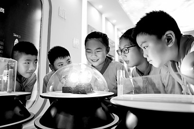 江西省南昌市青云客航天科創(chuàng)空間青少年科普館，孩子們?cè)谟^察光壓傳動(dòng)試驗(yàn)。鮑贛生攝/光明圖片