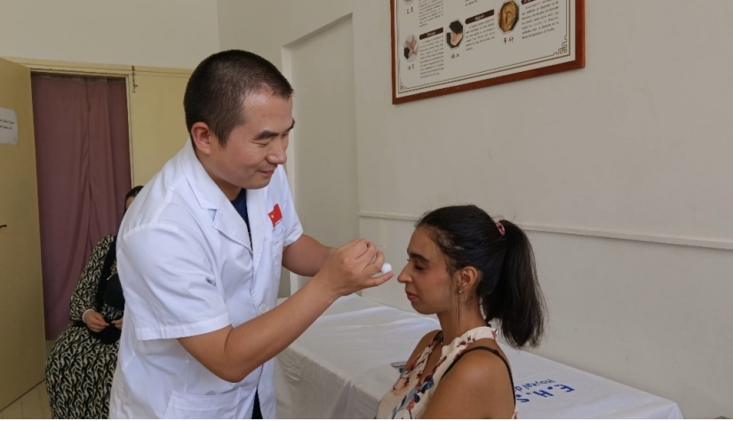 中國醫(yī)生為患者針灸治療。中國援阿爾及利亞醫(yī)療隊供圖