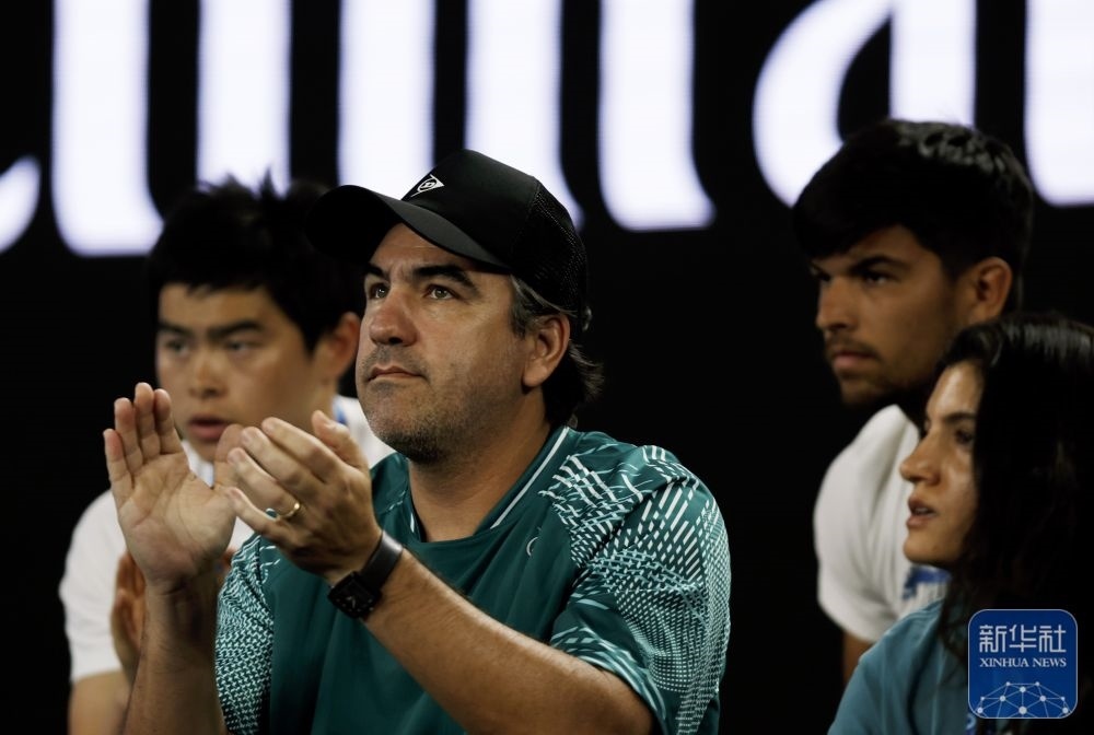 ↑鄭欽文的教練丹特·博蒂尼（中）在場(chǎng)邊觀賽。新華社記者 馬平 攝