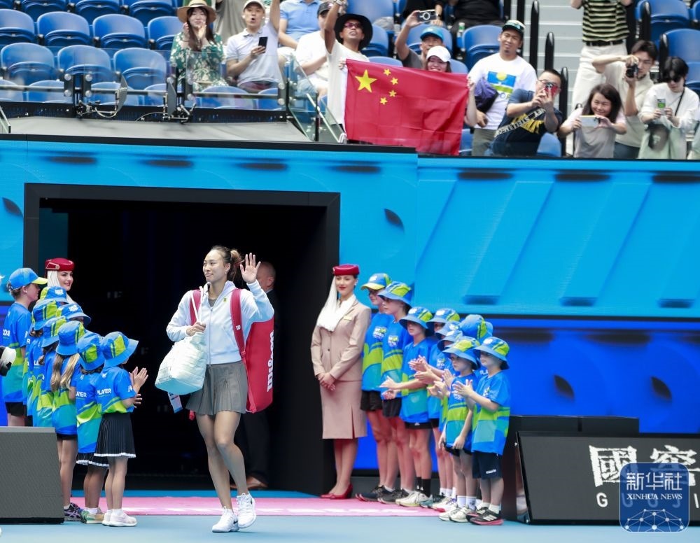 ↑鄭欽文在比賽前入場(chǎng)。新華社記者 馬平 攝