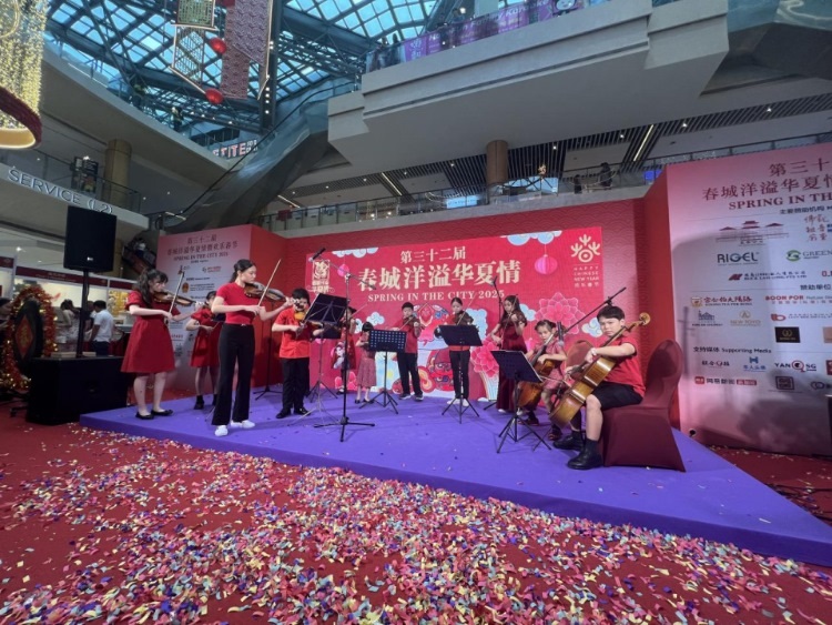 來(lái)自中國(guó)和新加坡的藝術(shù)團(tuán)體聯(lián)袂表演了歌舞、器樂(lè)、武術(shù)、雜技等多種形式的文藝節(jié)目?；顒?dòng)主辦方供圖