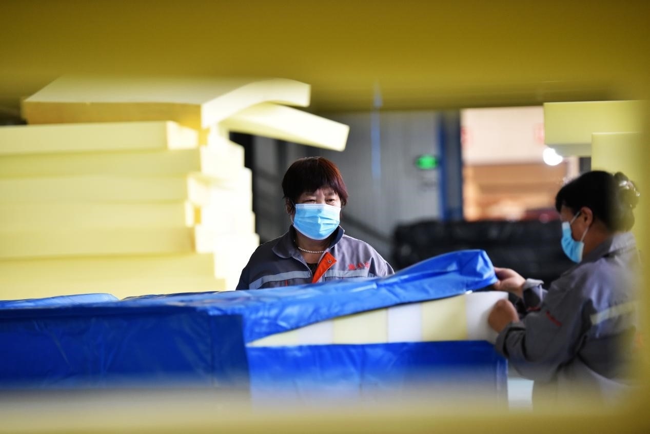 定州市某公司生產(chǎn)的短道速滑防護(hù)墊、速度滑冰防護(hù)墊、雪上防護(hù)墊等產(chǎn)品。白永民攝