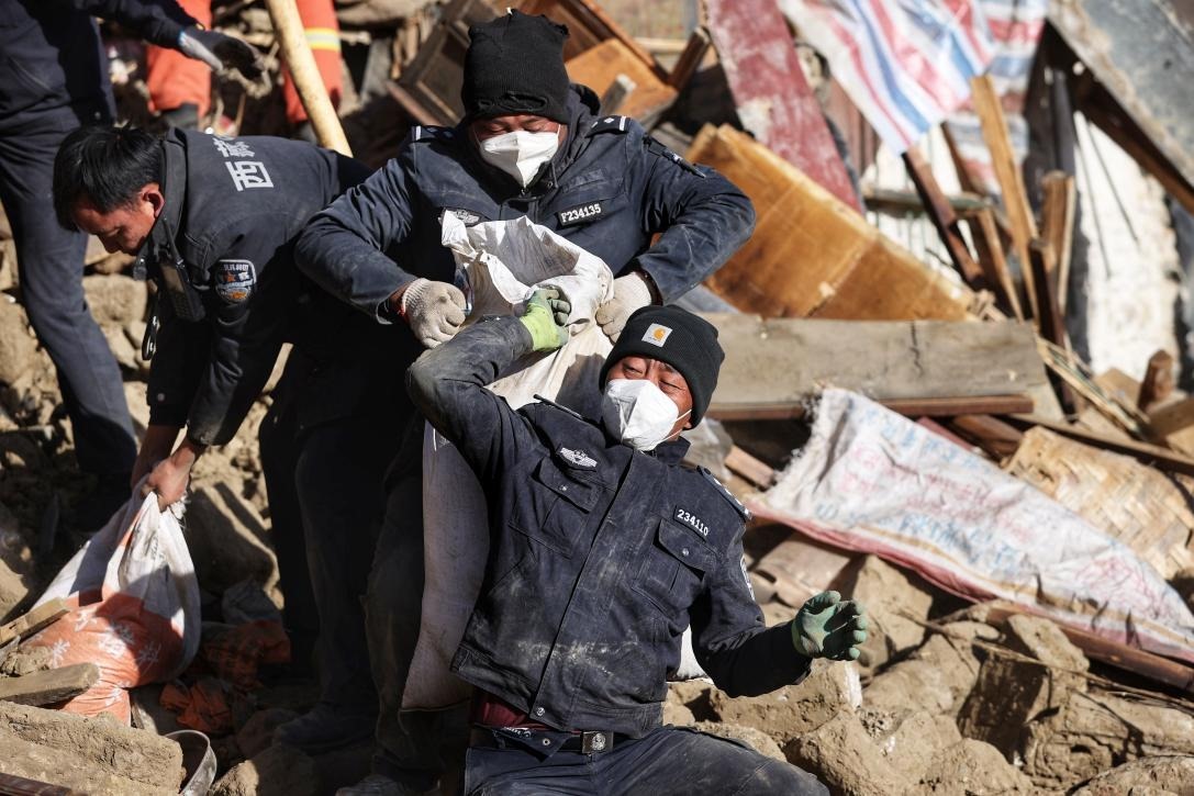 1月9日，定日縣長所鄉(xiāng)古榮村，日喀則市公安局民警協(xié)助受災(zāi)群眾清理廢墟。 環(huán)球時報記者 崔萌攝