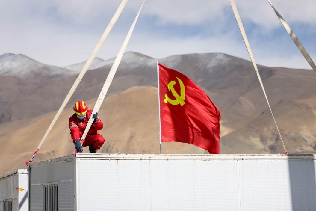 1月13日，定日縣長所鄉(xiāng)嘎布村安置點，中國安能三局成都基地支援震區(qū)的黨員突擊隊隊員在搭建活動板房。人民日報記者張武軍攝