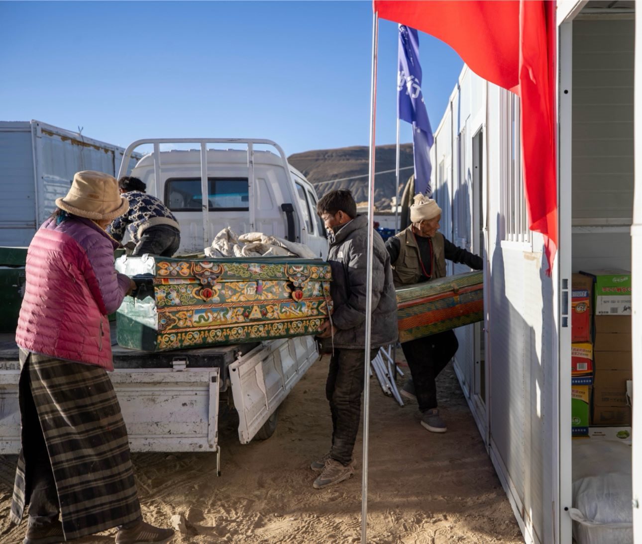 1月11日，西藏定日縣曲洛鄉(xiāng)措昂村，首批入住活動板房的村民正在搬運物品，為入住做準備。人民日報記者張武軍攝