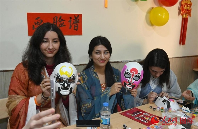 畫臉譜。人民網(wǎng)伊納斯·易卜拉欣攝