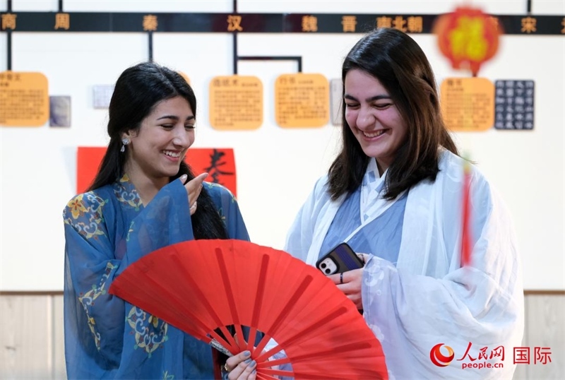 兩名參加活動的學(xué)生。人民網(wǎng)伊納斯·易卜拉欣攝