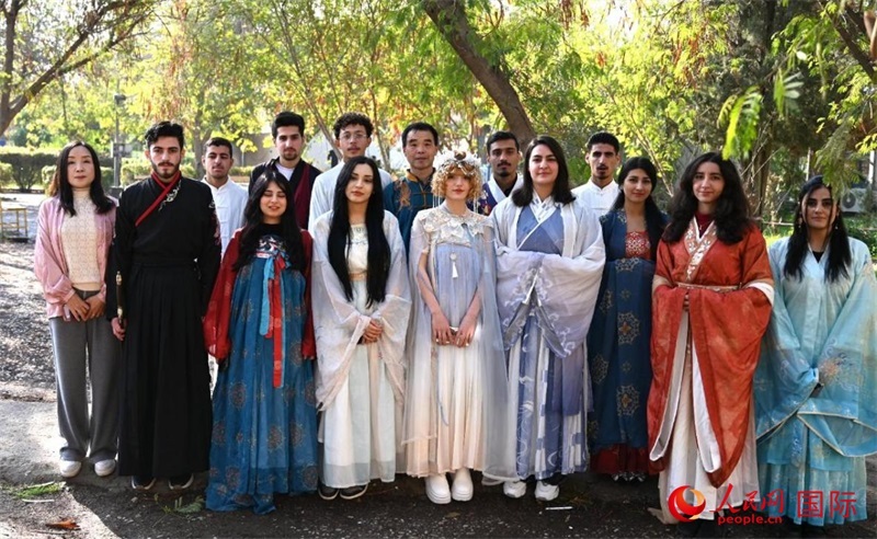 部分參加活動的師生合影。人民網(wǎng)伊納斯·易卜拉欣攝