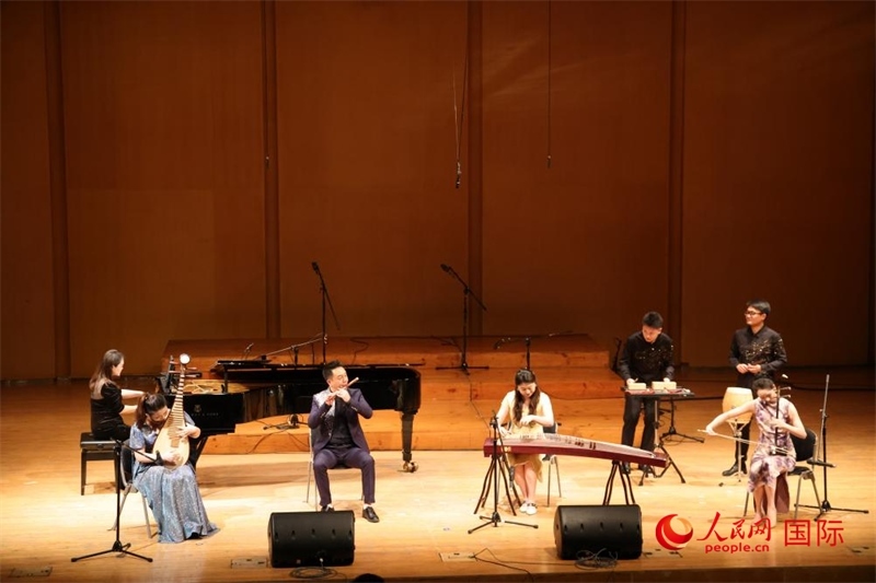 來自云南藝術(shù)學(xué)院的音樂家在演奏《金蛇狂舞》。人民網(wǎng)記者 楊一攝