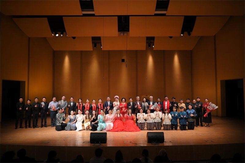 音樂會嘉賓與表演者集體合影?；顒又鬓k方供圖