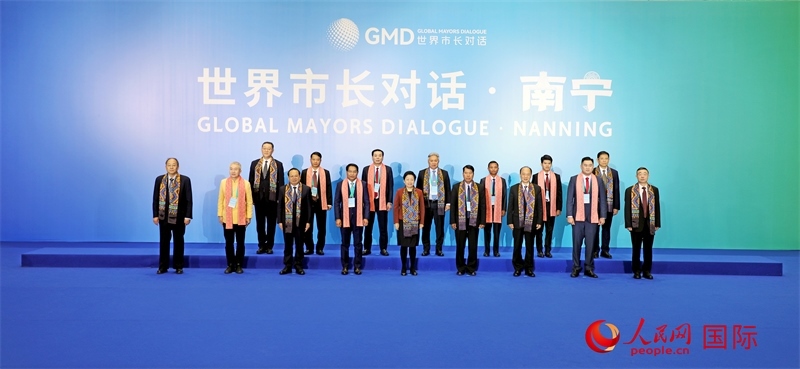 在南寧國際會展中心金桂花廳外，參加活動的中國和東盟國家市長合影留念。人民網(wǎng)記者 趙益普攝