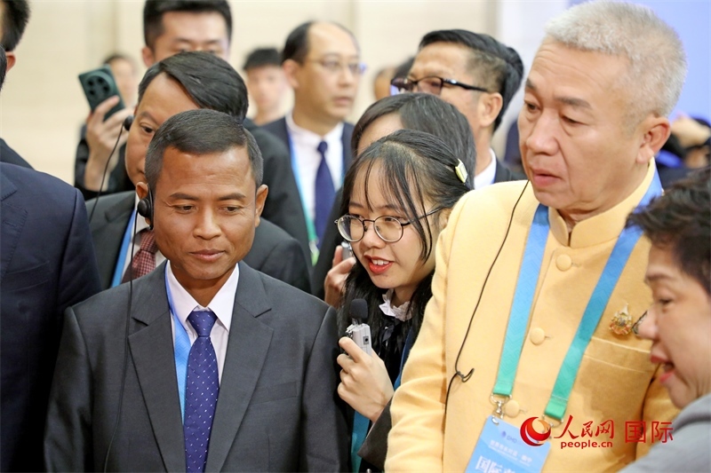 東盟國家市長在觀看、體驗?zāi)蠈幏沁z展示。人民網(wǎng)記者 趙益普攝