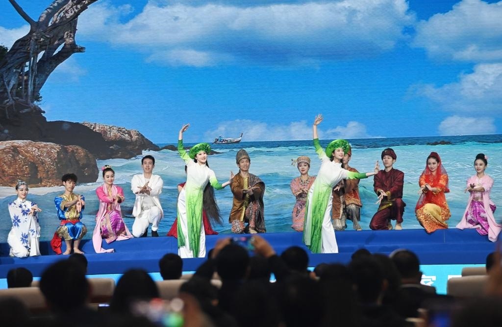 這是1月16日，在南寧國際會展中心，演員在“世界市長對話·南寧”活動間隙表演節(jié)目。新華社記者 陸波岸 攝