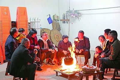 為討論蜜梨產(chǎn)業(yè)發(fā)展事宜，鸕鳥鎮(zhèn)開展“圍爐夜話”。資料圖片