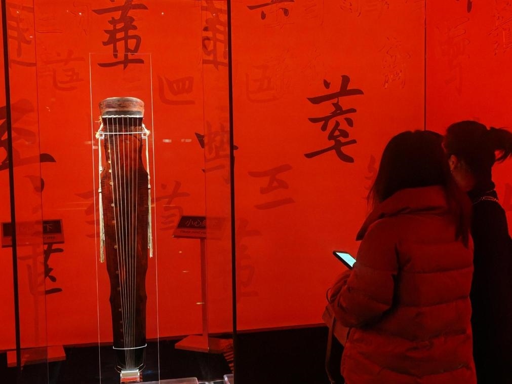 近日，在浙江省博物館之江館區(qū)，故宮博物館收藏的唐“大圣遺音”琴在“‘故宮·茶世界’觀茶——茶文化精品展”展出。新華社記者 馮源 攝