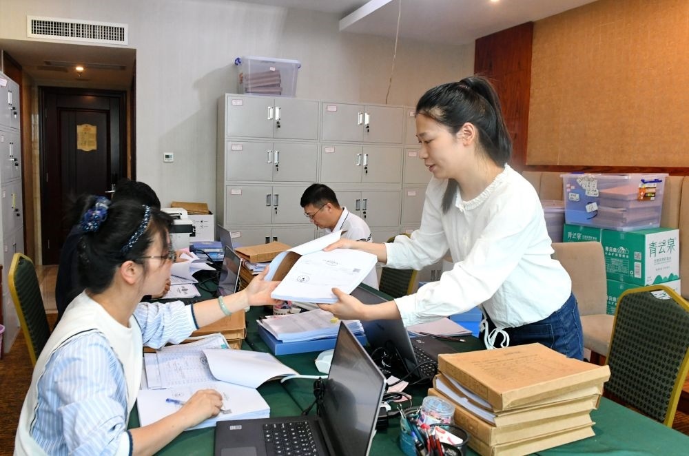 福州市委巡察機構對全市法院系統開展提級聯動交叉巡察。在永泰縣駐地，巡察組工作人員查看財務憑證（2024年5月21日攝）。新華社記者 林善傳 攝