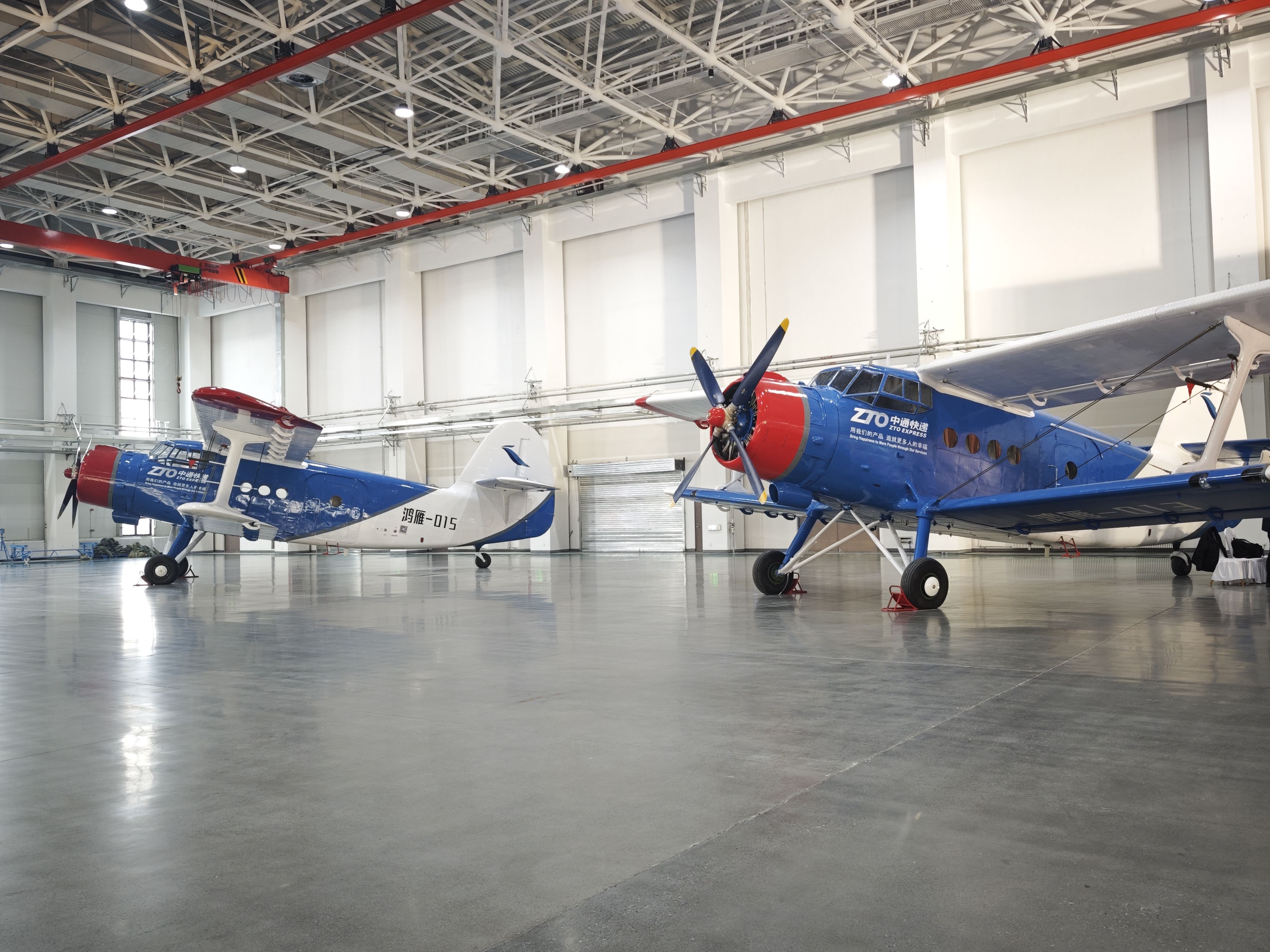 1月20日，停放在交付現(xiàn)場(chǎng)的大型無(wú)人機(jī)鴻雁（HY100）。新華社記者 茍立鋒 攝