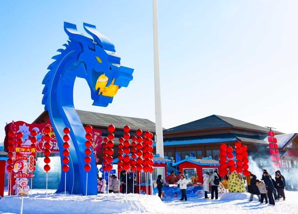 2025年1月，游客在遼寧錦州東方華地城海洋冰雪王國內(nèi)游覽。新華社發(fā)