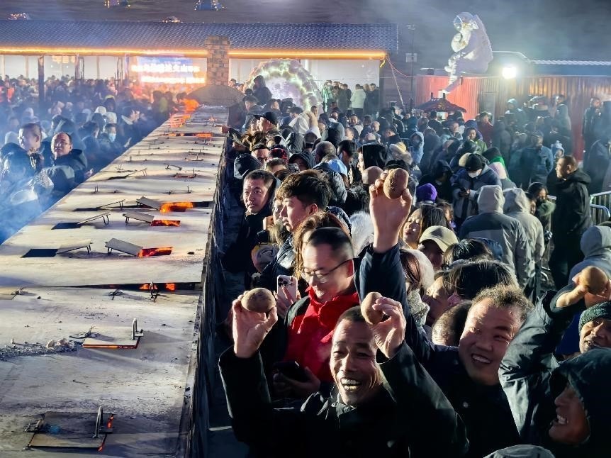 烏蘭哈達火山腳下“千人烤土豆”。人民網(wǎng)記者 苗陽攝