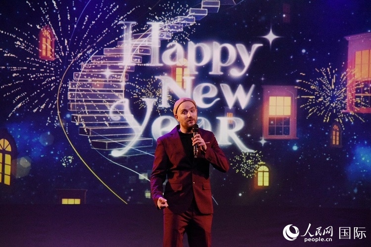 瑞典籍歌手天木演唱歌曲《Happy New Year》。人民網(wǎng)記者 殷淼攝