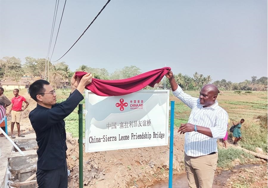 中國駐塞拉利昂大使王擎（左）和博城市市長穆薩（右）為中國—塞拉利昂友誼橋揭牌。中國援塞農(nóng)業(yè)專家組供圖