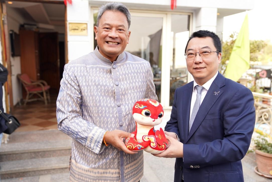 中國駐埃及使館參贊兼開羅中國文化中心主任張易向塔納瓦大使贈(zèng)送2025“歡樂春節(jié)”吉祥蛇。開羅中國文化中心供圖