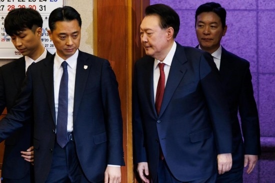  1月23日，尹錫悅（右二）在韓國首爾憲法法院出席總統(tǒng)彈劾案庭審。新華社發(fā)（Pool圖片，曹城凖攝）