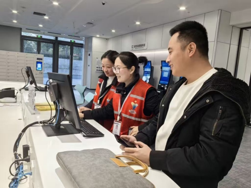 工作人員幫助企業(yè)辦理遷移申請網(wǎng)上填報。圖片來源：浙江衢州市市場監(jiān)督管理局