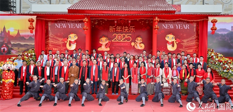 緬甸領導人敏昂萊及馬珈大使與出席活動的嘉賓合影-人民網記者謝佳君攝