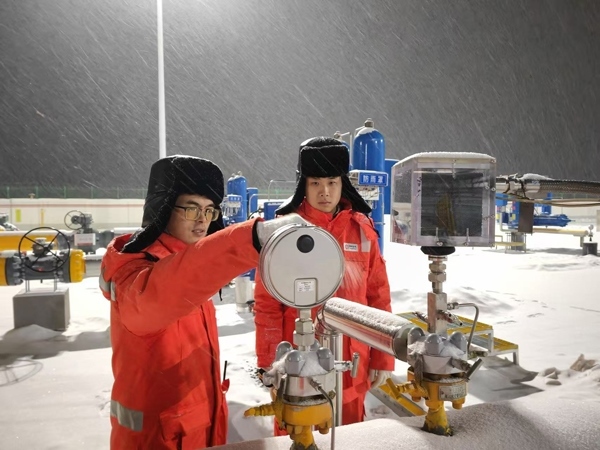 黑河作業(yè)區(qū)員工夜間對(duì)天然氣管道進(jìn)行巡檢。受訪者供圖