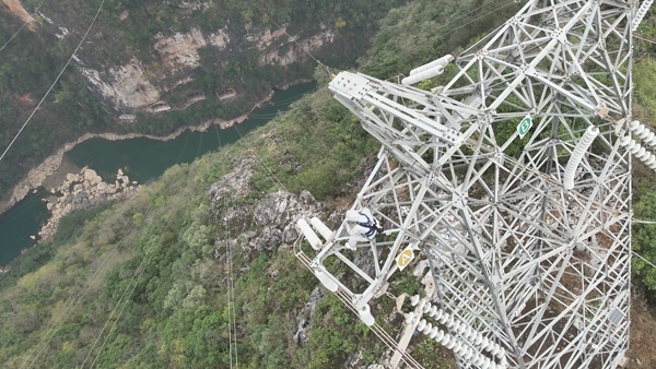 羅統(tǒng)在魯馬Ⅰ線1號(hào)塔上進(jìn)行帶電作業(yè)。受訪者供圖