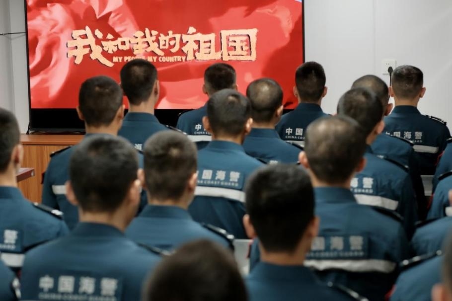 1月25日，中國海警海鷗艦組織艦上執(zhí)法員觀看紅色電影。