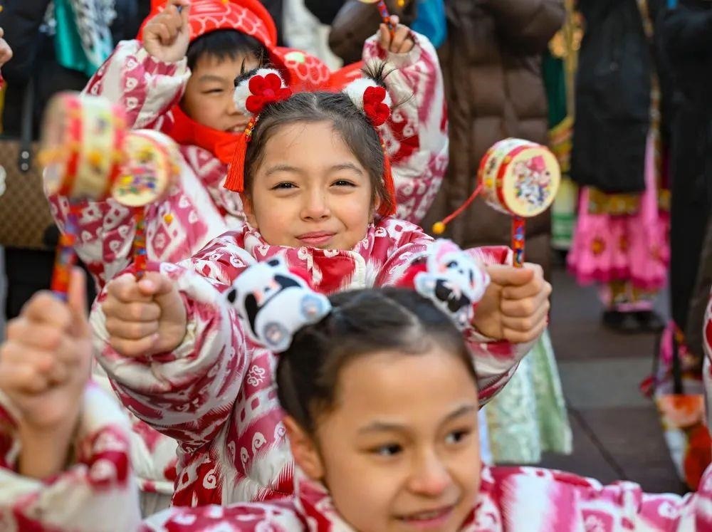 △新疆大巴扎社火迎新春，孩子們在現(xiàn)場表演。