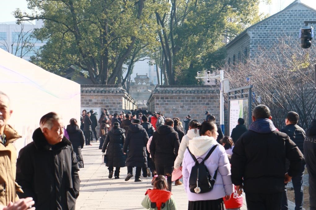 1月29日，游客在安徽省桐城市的六尺巷游覽。新華社記者 許諾 攝