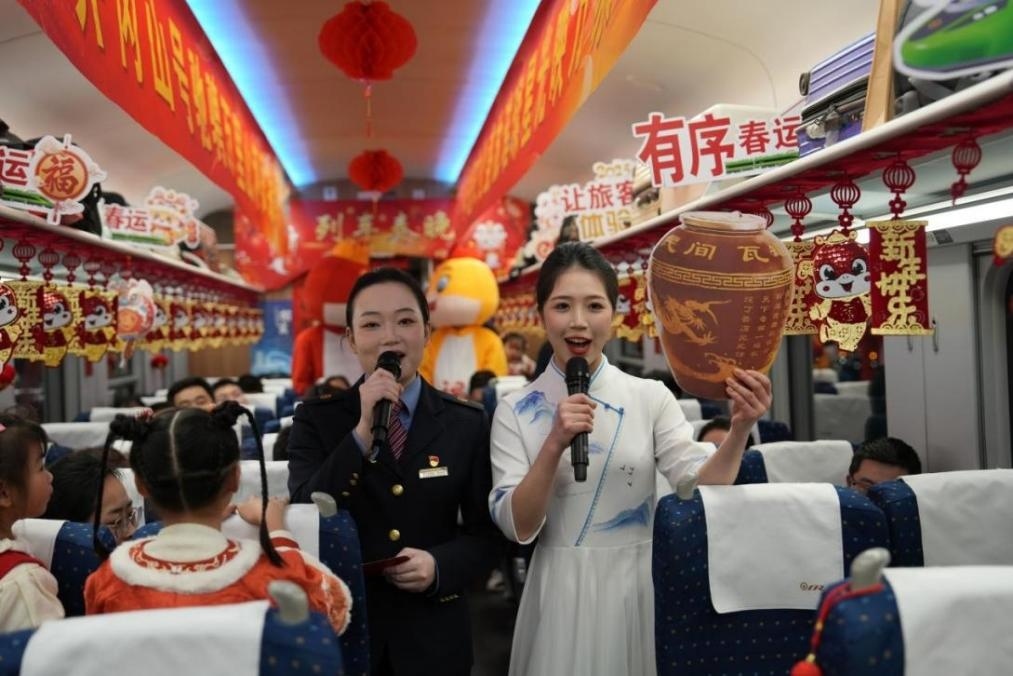 列車乘務(wù)員向旅客介紹江西美食——瓦罐湯。人民網(wǎng) 歐陽易佳攝