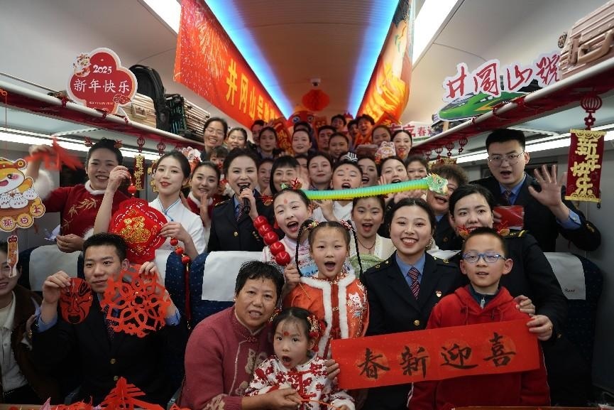 全體演職人員與旅客大合影。人民網(wǎng) 歐陽易佳攝