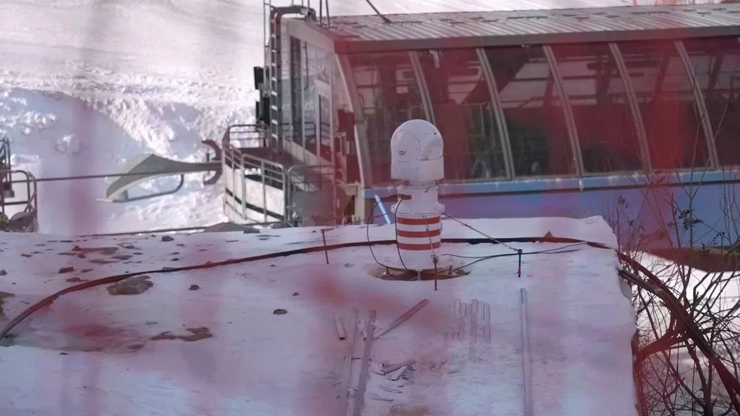 設在坡面障礙技巧和大跳臺雪道旁的激光測風雷達。氣象部門供圖