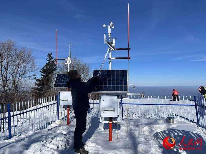 工作人員正在對氣象設備進行日常維護。人民網 高清揚攝