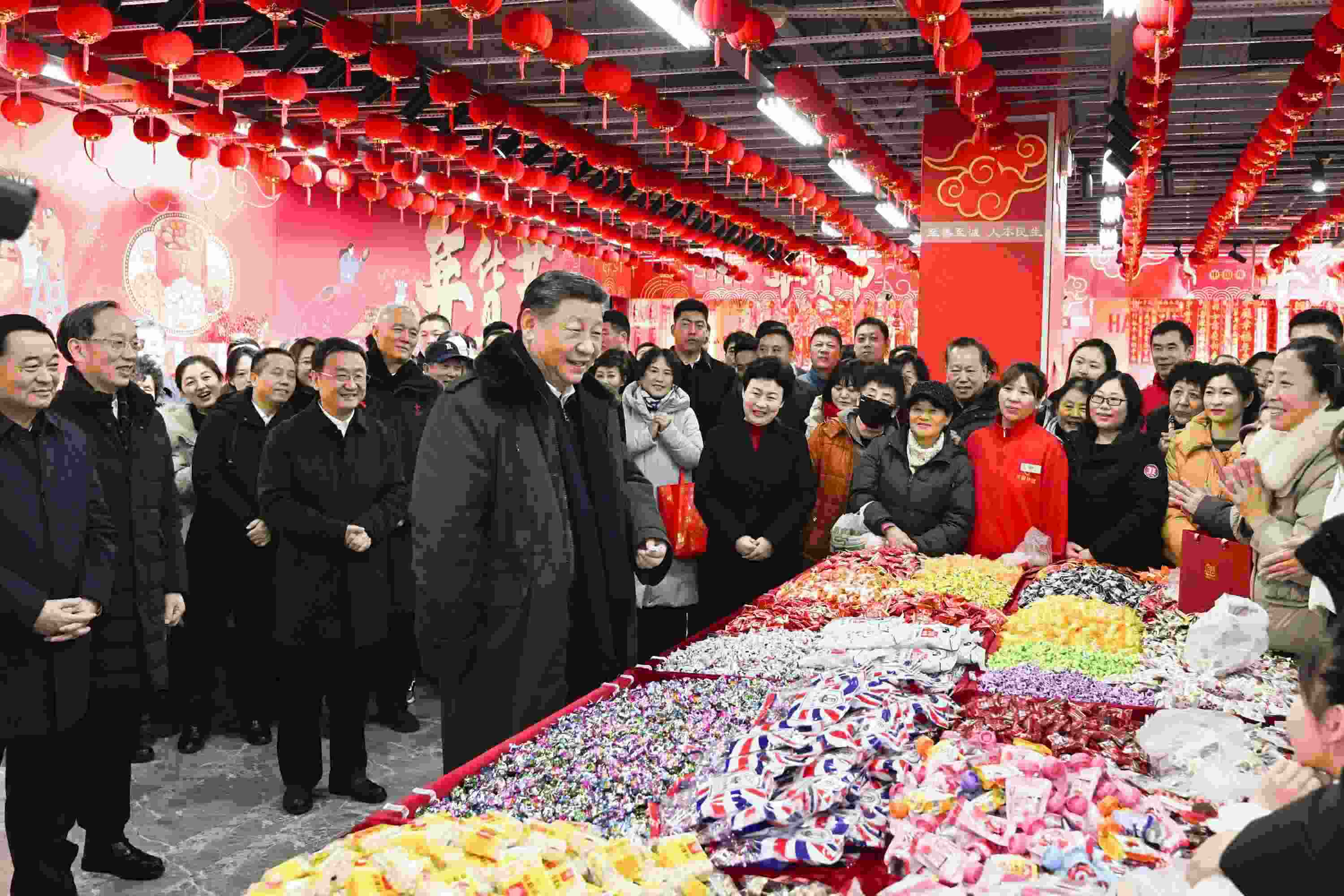 2025年1月23日，習近平總書記在遼寧沈陽大東副食品商場考察時，同店主和顧客親切交流，向大家致以新春祝福。