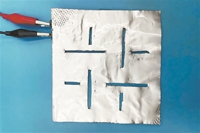 帶有矩形孔的袋式電池。圖片來源：英國《新科學(xué)家》雜志網(wǎng)站