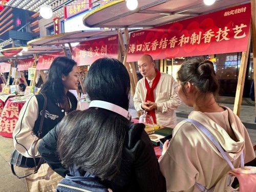 魏希望在非遺集市上介紹沉香。人民網(wǎng) 陳葉欣攝