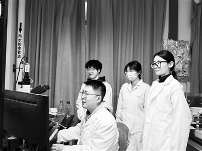 西安交通大學(xué)教授王昌河團(tuán)隊(duì)在進(jìn)行多巴胺分泌電化學(xué)檢測。受訪者供圖