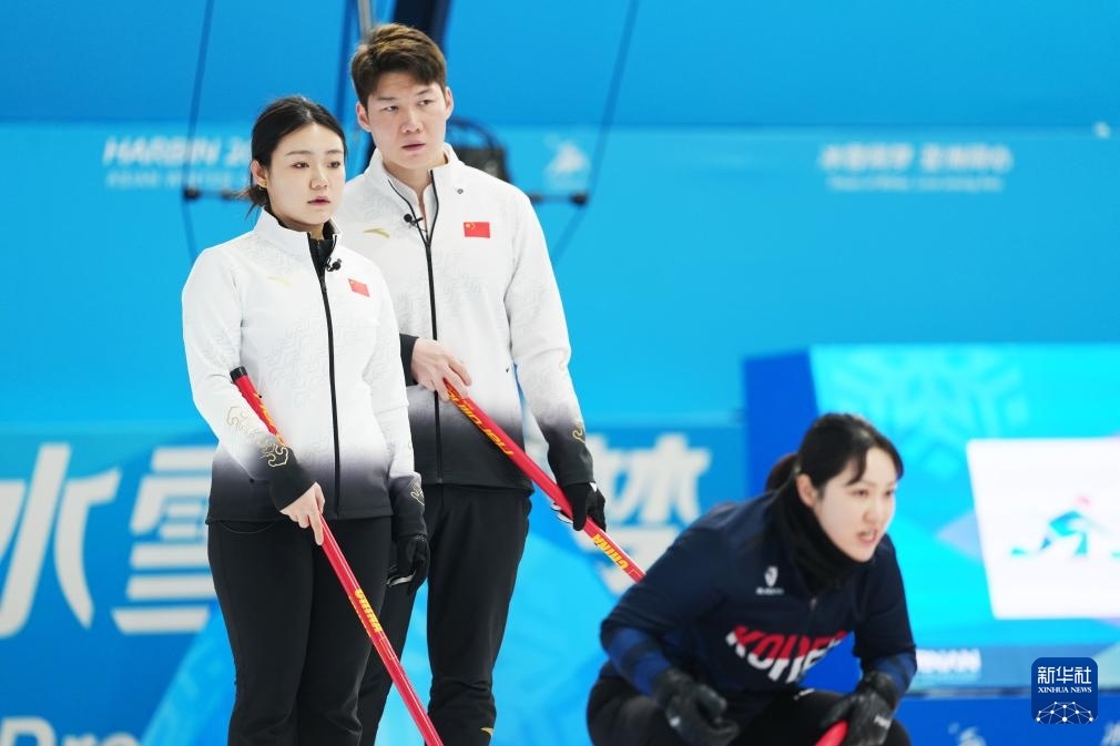 2月6日，中國隊選手王智宇（中）、韓雨（左）在比賽中。新華社記者 王松 攝