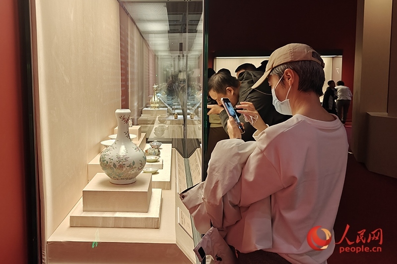 觀眾正在中國國家博物館參觀展覽。人民網(wǎng)記者 韋衍行攝