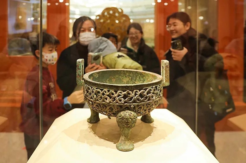 “尋蛇——藏在山西博物院里的蛇”展出的蟠蛇紋鏤空鼎。山西博物院供圖