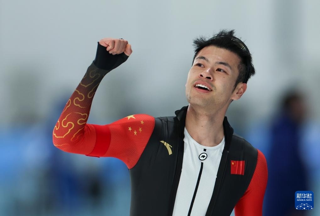 2月8日，寧忠?guī)r慶祝奪冠。新華社記者 王楷焱 攝