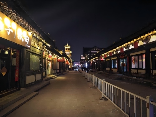 道歉公告發(fā)布后，夜晚10時的古城。人民網(wǎng)記者 黃鈺攝