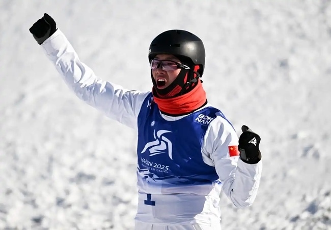 2月9日，李心鵬在比賽后慶祝。新華社記者 夏一方攝